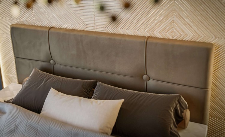 Brązowe Łóżko Kontynentalne GAJA 160x200 cm z Pojemnikiem na Pościel